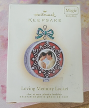 2007 Hallmark Christmas Ornament Loving Memory Locket Photo Holder Windup Music - £9.90 GBP