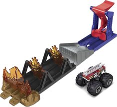 Hot Wheels Monster Trucks Launch &amp; Bash Playset with Launcher, 4 Crushed Cars, 1 - £14.99 GBP