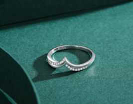 Elegant 925 Sterling Silver Dazzling V-Style Zirconia Wave Ring - £22.29 GBP