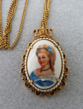 Florenza Cameo Style Pendant Necklace Limoges Made France Hand Paint Crown Pearl - £38.55 GBP
