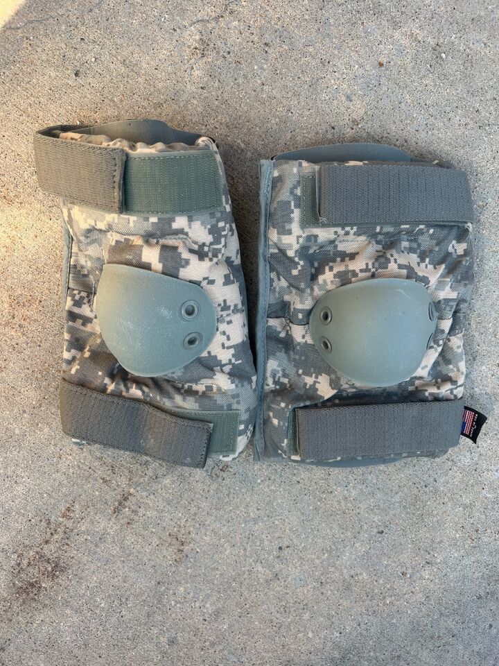 New Genuine USGI Military Acu Digital Knee Pads Set - $11.30