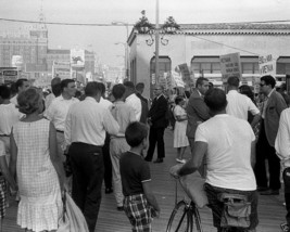 Anti Vietnam War protests on the Atlantic City Boardwalk 1964 - New 8x10 Photo - £6.96 GBP