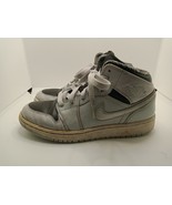 Nike Air Jordan 1 Mid BG Platinum Silver Black 554725-032 Youth Size 5Y - $673.61 MXN