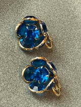 Vintage Bright Aqua Blue Rhinestone Flower Goldtone Clip Earrings – 5/8th’s inch - £11.68 GBP