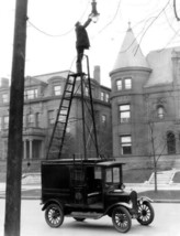 Photo Vintage Reproduction Approved way to change the street lamps in 1910 - £5.29 GBP+