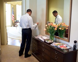President Barack Obama reads newspaper outside the Oval Office Photo Print - £7.02 GBP+