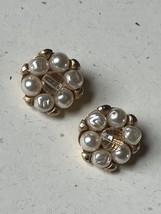 Vintage Large Faux Pearl &amp; Clear Plastic Bead Goldtone Flower Cluster Clip Earri - £9.00 GBP