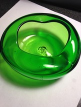 Hand Blown Low Emerald Green 3 Sided Bowl 3 Pinch 5&quot; x 2 1/2 Rough Pontil - £10.18 GBP