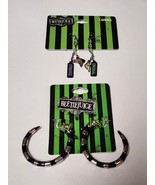 2 Pc Beetlejuice Strange Unusual &amp; Sandworm Hoop Earrings NWT - $519.17 MXN