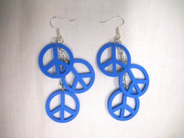 NEW MEDIUM BLUE 3 TIER WOODEN PEACE SIGN SYMBOL DANGLING ON CHAIN HOOK E... - $16.80 CAD