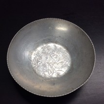 Vintage Hammered Aluminum Dish Bowl With Floral And Bird Design 8.5 Across - £10.24 GBP