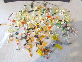 Model Railroad Plastic Signs 027-HO Construction Street Signs Hazard + L... - $228.30 MXN