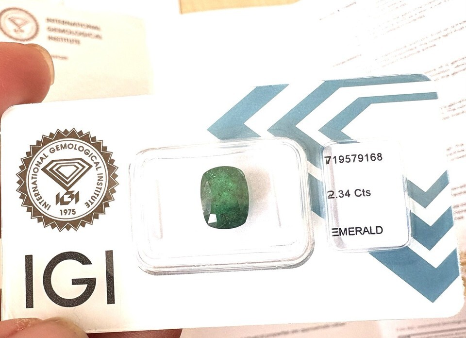 Natural Emerald 2.34 ct IGI Certified cushion cut Green Gemstone stone queen Item image 3