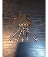 Lot Of 5 Vintage Metal Skeleton Lock Keys On Leather Key Wallet Holder 1... - $50.36 CAD