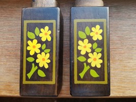 Vintage ~ Wooden ~ 4&quot; Tall ~ Salt &amp; Pepper Shakers ~ Retro ~ Floral Design - £17.78 GBP