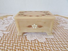 Vtg Westmoreland Glass Covered Trinket Box Poppy Satin Glass 1979 - $182.10 MXN