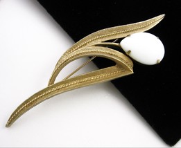 Sarah Coventry Solitude Pin Vintage Flower Brooch White Glass Goldtone 4.25&quot; - £16.55 GBP