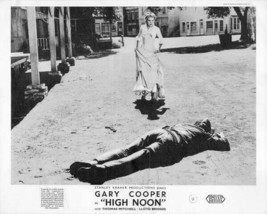 High Noon Grace Kelly runs toward man shot down in town street 8x10 inch photo - £7.62 GBP