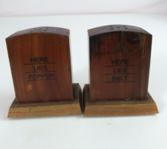 Vintage Here Lies Salt &amp; Pepper Wooden Tombstones Muskogee OK S&amp;P Shakers - €8,26 EUR