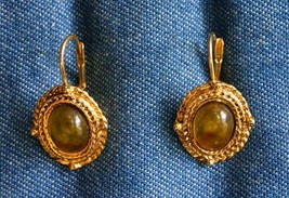 Elegant Ancient Style Faux Agate Gold-tone Pierced Earrings 1970s vintage 5/8&quot; - £10.37 GBP