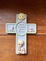 VERY CUTE 2006 Precious Moments Resin CROSS w Sheep Pig &amp; Toddler Holdin... - £8.87 GBP