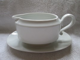 Heinrich H &amp; C China carmen pattern gravy boat with attached plate - £15.80 GBP