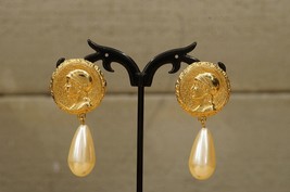 Vintage Costume Jewelry Roman Coin Pattern Faux Pearl Dangle Pierced Earrings - £15.56 GBP