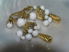Vintage White Plastic Bead Fringe with Ridge Goldtone Teardrop Dangle Clip Ear - £12.54 GBP