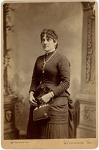 Circa 1880&#39;S Cabinet Card Of Beautiful Woman In Dress W/ Necklass Holding Purse - £7.42 GBP