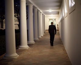 President Barack Obama walks along White House Colonnade to Oval Photo P... - £6.91 GBP+