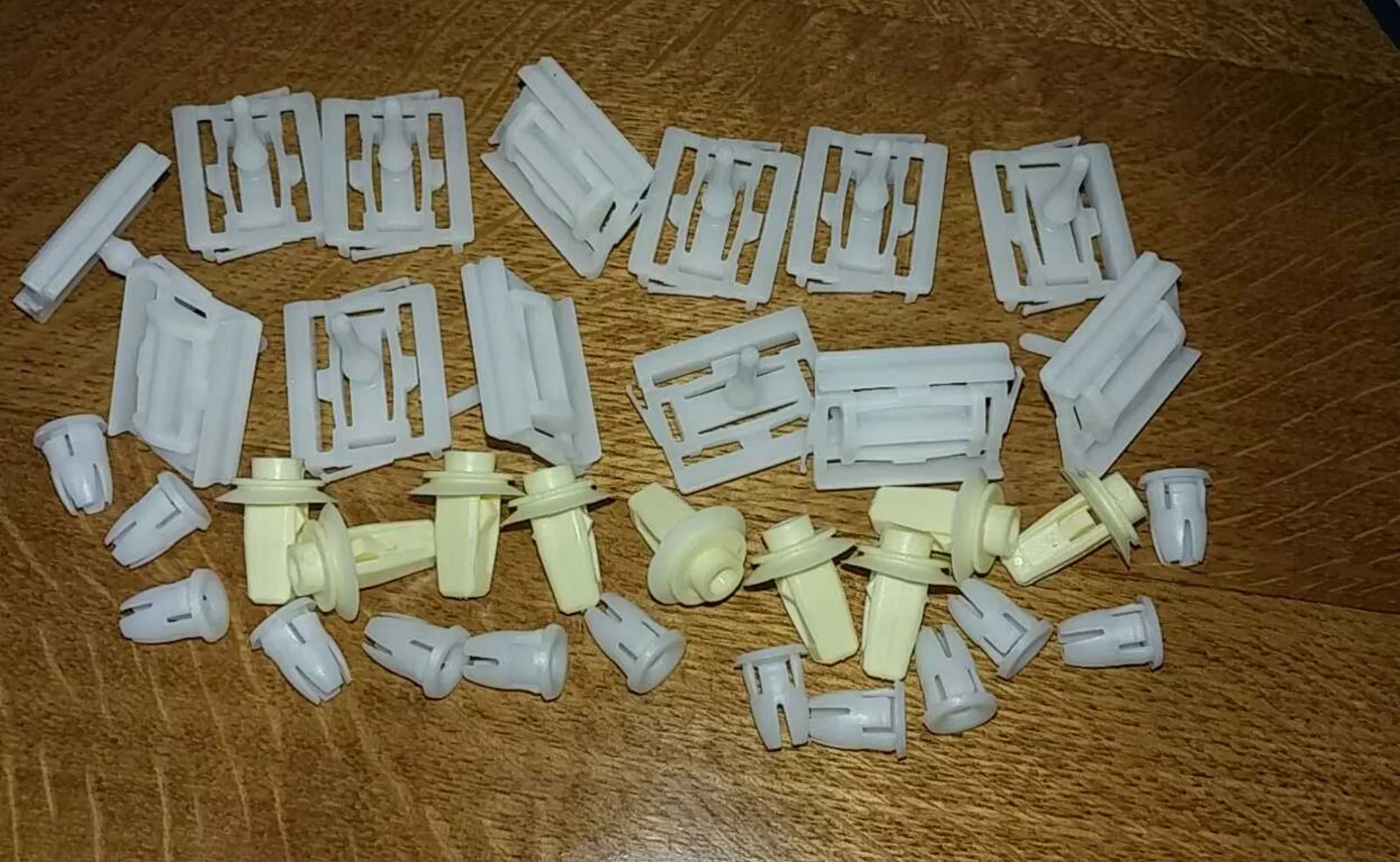 Mercedes W126 Rocker panel moulding retainer clips (35pcs) - $132.46 CAD