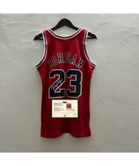 Michael Jordan SIGNED Chicago Bulls NBA #23 Signature Jersey/Shirt + COA... - $2,841.53 MXN