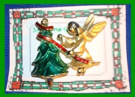Christmas PIN #0161 VTG Giusti Gigio Goldtone Angel Decorating Green Enamel Tree - £19.40 GBP