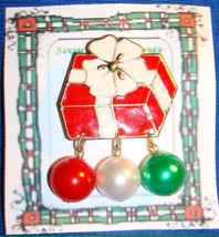 Christmas PIN #0151 VTG Red &amp; White Gift Package w/White Bow &amp; 3 Balls Dangling - £15.78 GBP