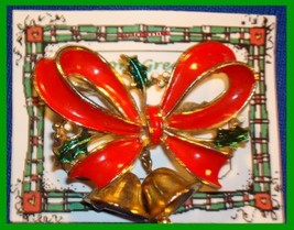 Christmas PIN #0006 VTG Signed JJ Red Enamel Bow~Holly~2 Dangling Goldtone Bells - £15.62 GBP