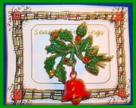 Christmas PIN #0008 VTG Not Signed Bell-Holly-Pinecones ~Goldtone HOLIDAY Brooch - £15.75 GBP