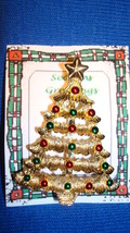 Christmas PIN #0398 Gerrys Vintage Goldtone, Red &amp; Green Ornament Christmas Tree - £18.16 GBP