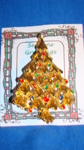 Christmas PIN #0451 Vtg Christmas Tree Goldtone w/Rhinestone &amp; Enamel Ornaments - £11.62 GBP