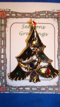 Christmas PIN #0455 Goldtone Christmas Tree TAC Pin w/enamel ornament &amp; Red Star - £7.71 GBP