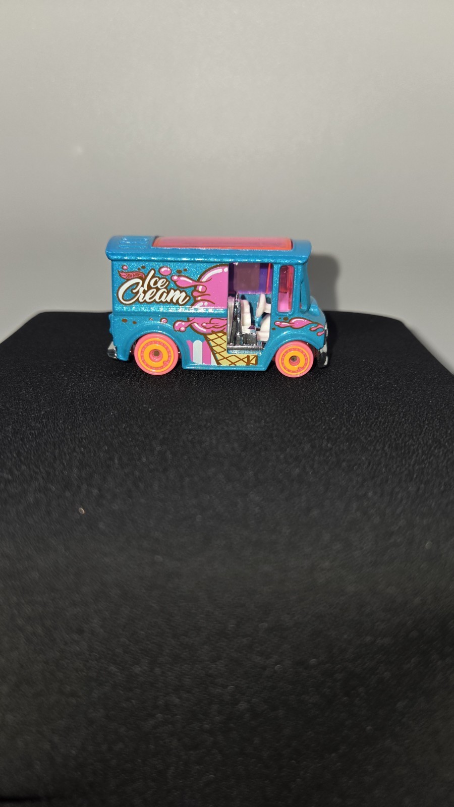 2019 HOT WHEELS BREAD BOX ICE CREAM BLUE & PINK 1:64 DIECAST 2 1/8" FOOD TRUCK Item image 4