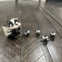 Vintage Skunk Family Figurines Mama Mother Chained Babies Fur Ceramic Ki... - $551.09 MXN