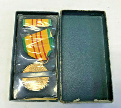 Military Medal Republic of Vietnam Service Pin Badge Yellow/Green/Red - £23.73 GBP