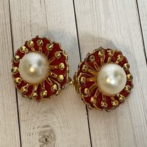 Vintage Gorgeous Round Red Gold Tone White Center Pearl Clip On Earrings - £10.64 GBP