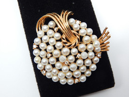 LISNER Pearl and Rhinestone Spray WREATH BROOCH Pin in Gold tone - 2 inches - $56.00