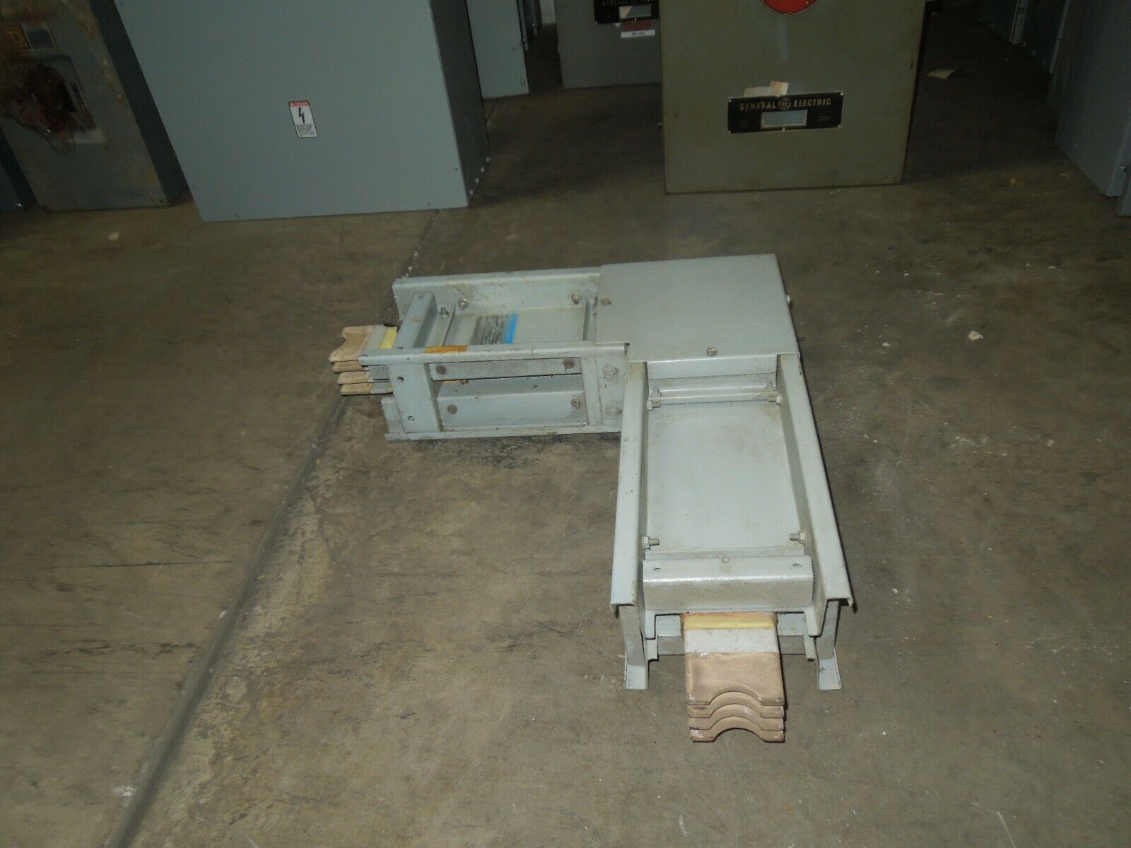 ITE R508AL-SPEC 800A 3Ph 4W 600V Aluminum Flatwise Left/Right Bus Duct ...
