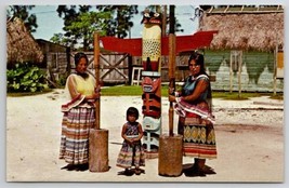 Florida Everglades Griding Corn At Indian Village Postcard N23 - £7.04 GBP