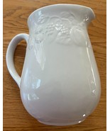 Gibson Embossed Raised Fruit White Pitcher 64 oz - $136.58 MXN