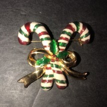 Broche Vintage Candy Cane &amp; Ribbons Enamel Pin Christmas Holiday - £7.99 GBP