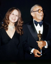 Linda Blair 8X10 Photo With George Burns Holding Oscar Academy Award Statue - £8.42 GBP