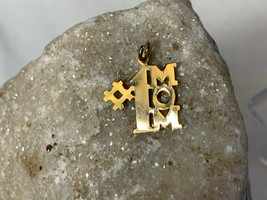 14K Yellow Gold #1 Mom Pendant .54g Jewelry Necklace Charm Amulet Mother Love - £31.93 GBP